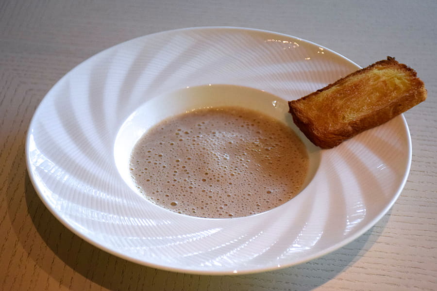 レストラン デュ パルク 「キノコのポタージュスープとパイ生地のラスク」