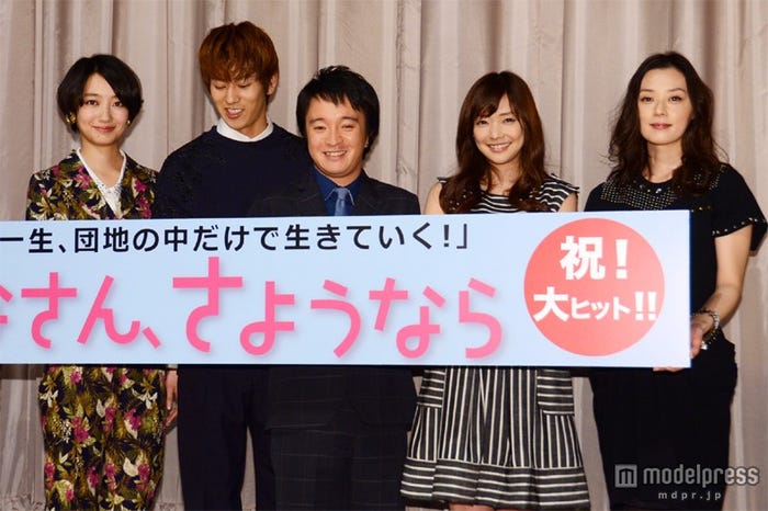 映画「みなさん、さようなら」初日舞台挨拶に出席した(左から)波瑠、永山絢斗、濱田岳、倉科カナ、大塚寧々