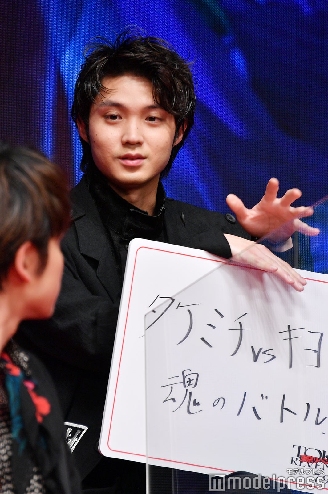 北村匠海と目を合わせて話す磯村勇斗（C）モデルプレス