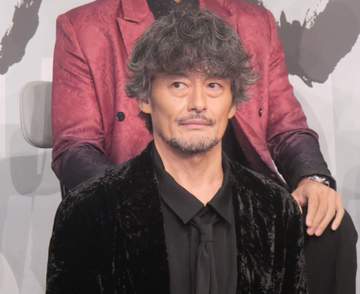 おおっ、柴田勝家殿！「一目惚れ」有名ブランドのツナギ衣装で会見登場 モデル顔負け渋い着こなしで颯爽