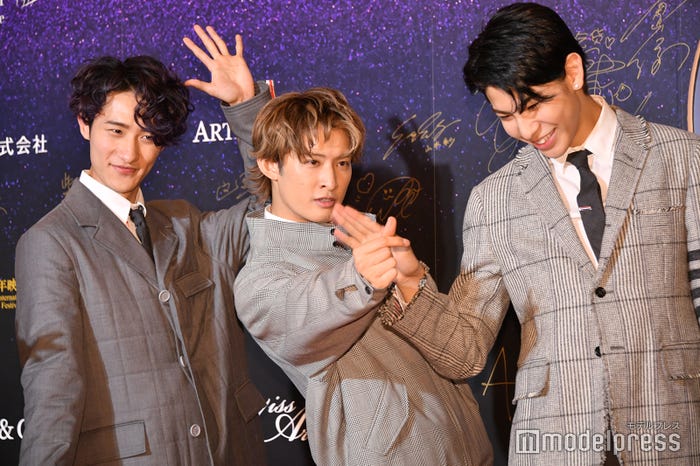 愉快に「もみあげ手裏剣!」をカメラマンへ飛ばす向井康二(中央)、それをツッコむラウール(右)、キュートにポーズを決める岩本照(左)(C)モデルプレス