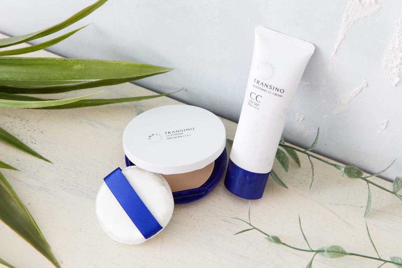 (左から)「トランシーノ薬用UVパウダー」(医薬部外品) 販売名:DSUVパウダー/「トランシーノ薬用ホワイトニングCCクリーム」(医薬部外品) 販売名:DSホワイトCクリームa