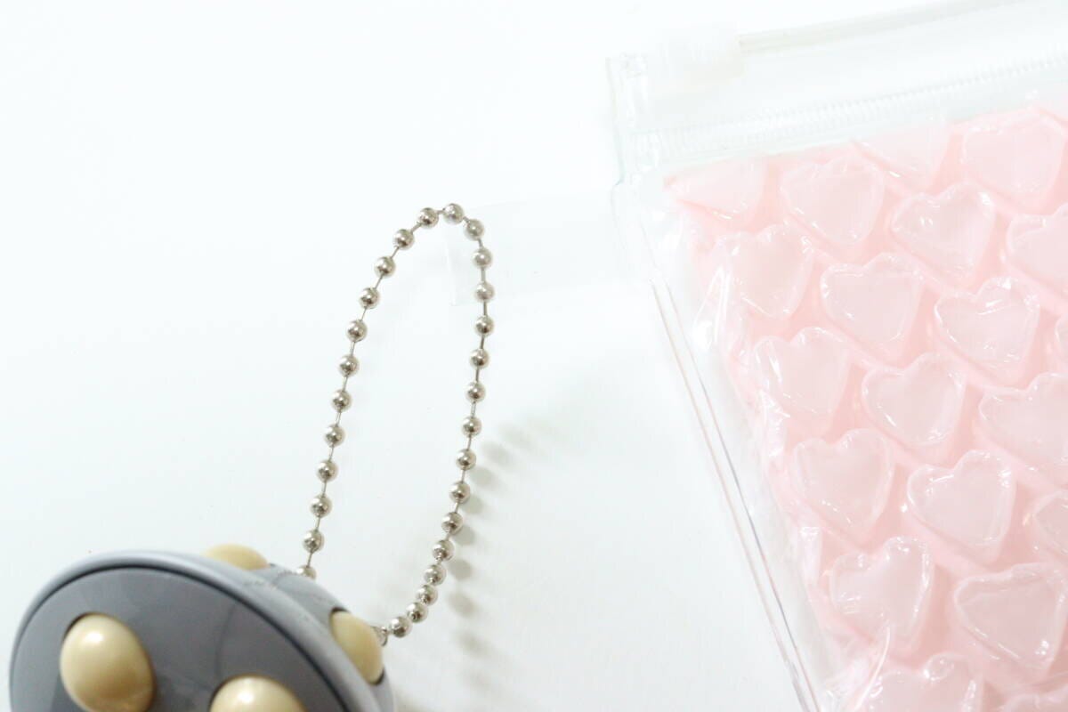 ダイソーのプチプチポーチ（ハート、27.2cm×20cm）にキーホルダーを付ける