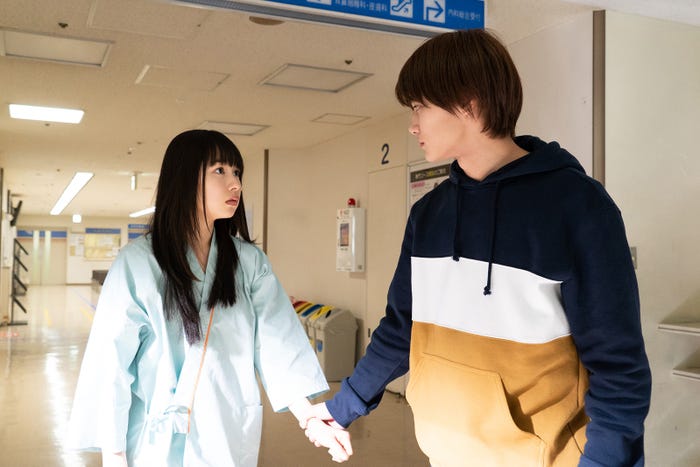 桜井日奈子、野村周平/「僕の初恋をキミに捧ぐ」第5話より(C)テレビ朝日