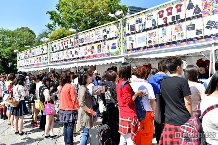 グッズ売り場には長蛇の列