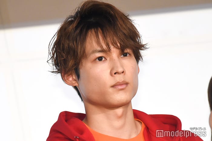 茶髪にイメチェンした松村北斗 (C)モデルプレス