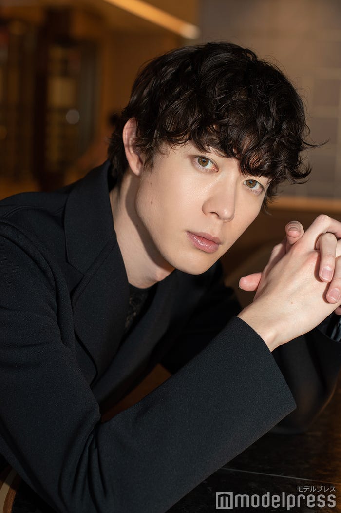 宮沢氷魚/ヘアメイク:吉田太郎(W)、スタリスト:庄 将司、協力:東急歌舞伎町タワー「JAM17」(C)モデルプレス