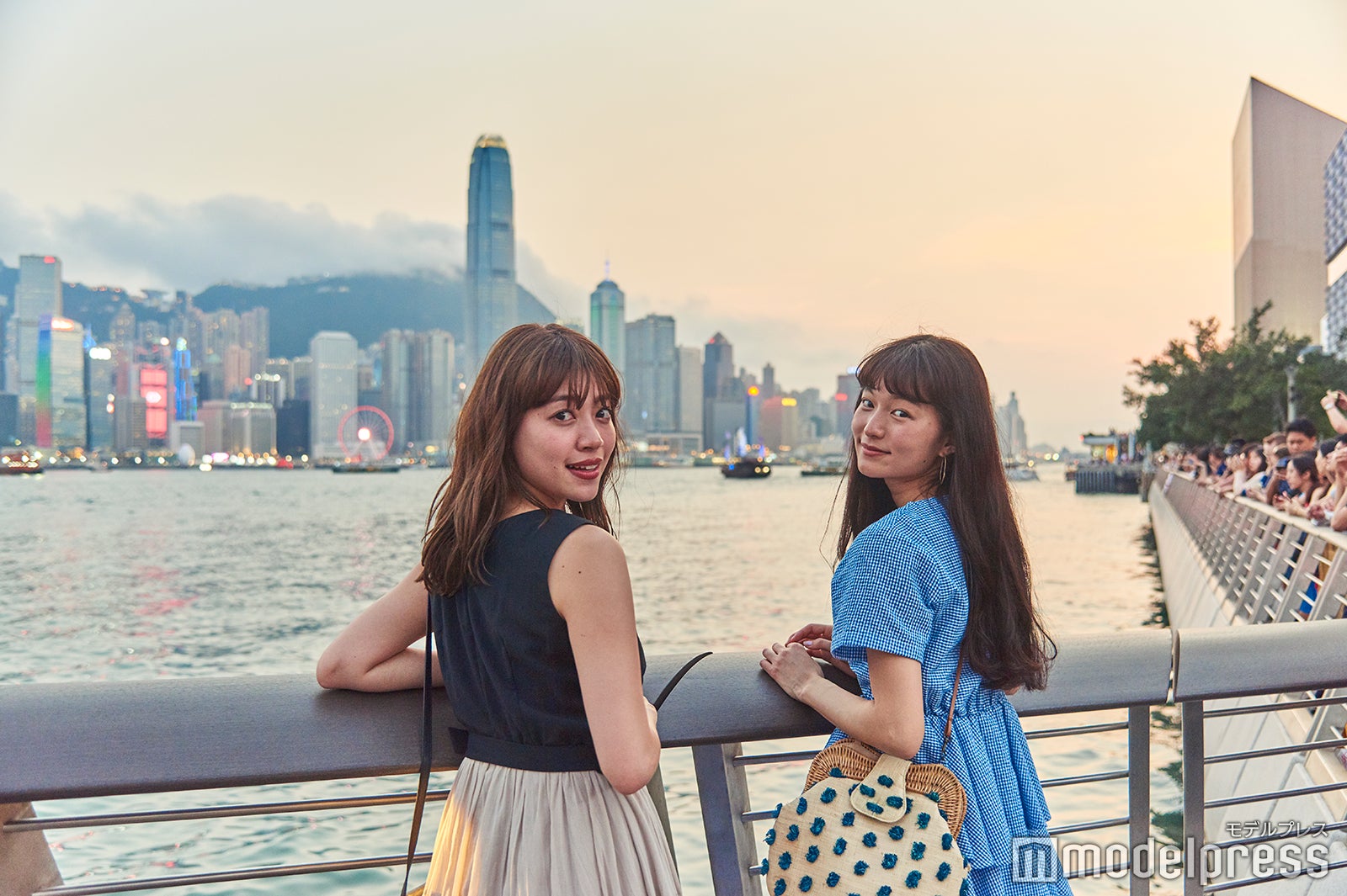 陽が落ちる頃になると、100万ドルの夜景と称されるビクトリア・ハーバーの景色を求めて、
多くの人で賑わうチムサアチョイ・ウォーターフロント・プロムナード。（C）モデルプレス