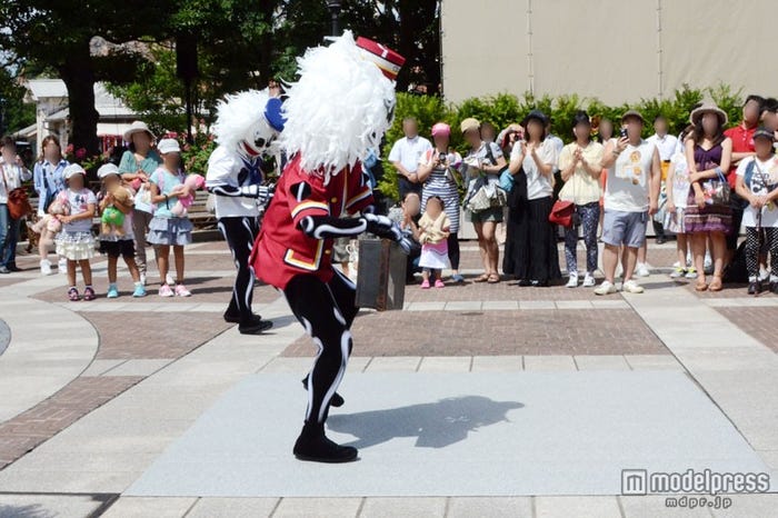 ポーターのスケルトンはパントマイムを披露/東京ディズニーシー「スケルトンのストリートパーティー」