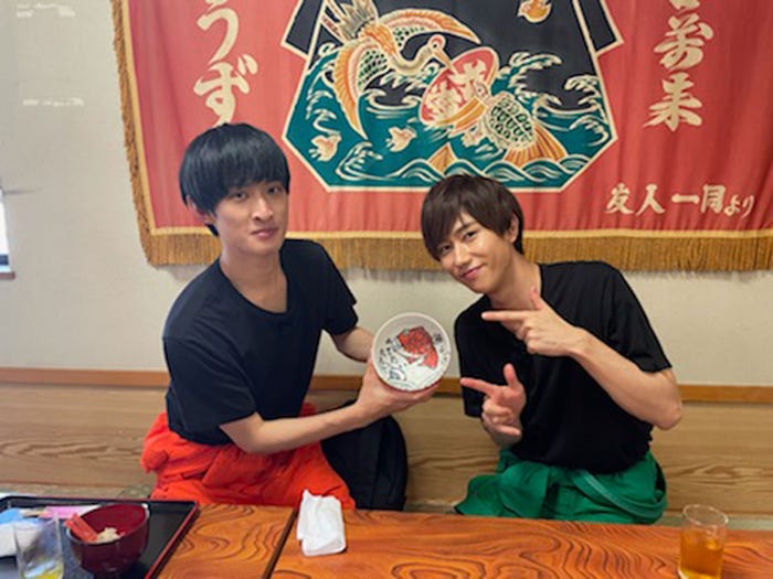 (左から)向井康二、阿部亮平(C)TBS