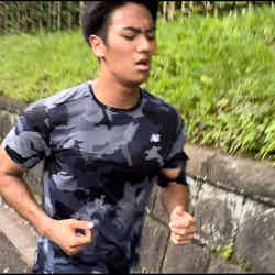 ランニングトレーニング中の山本賢太アナ(提供写真)