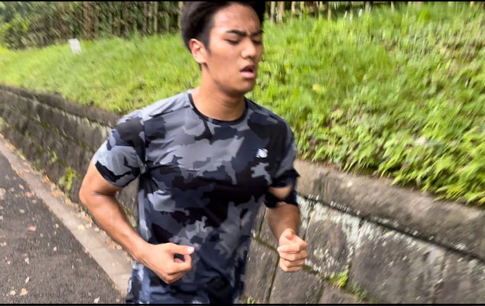 ランニングトレーニング中の山本賢太アナ(提供写真)
