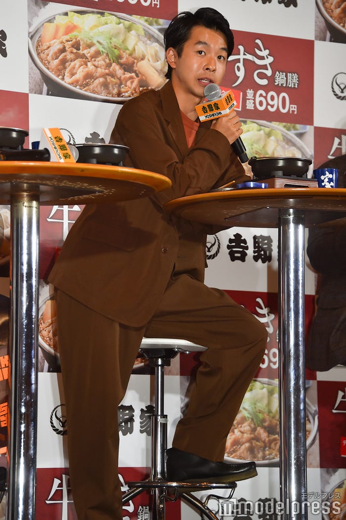 前のめりでプレゼンする太賀 (C)モデルプレス