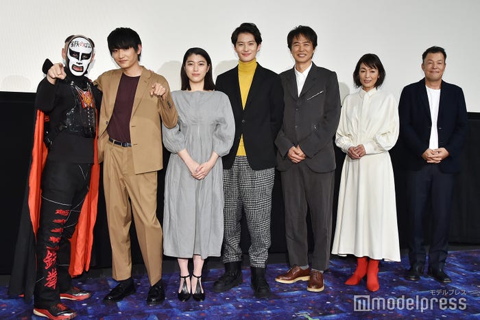 (左から)鉄拳、金子大地、成海璃子、岡田将生、時任三郎、財前直見、山本剛義監督/映画『家族のはなし』初日舞台挨拶(C)モデルプレス
