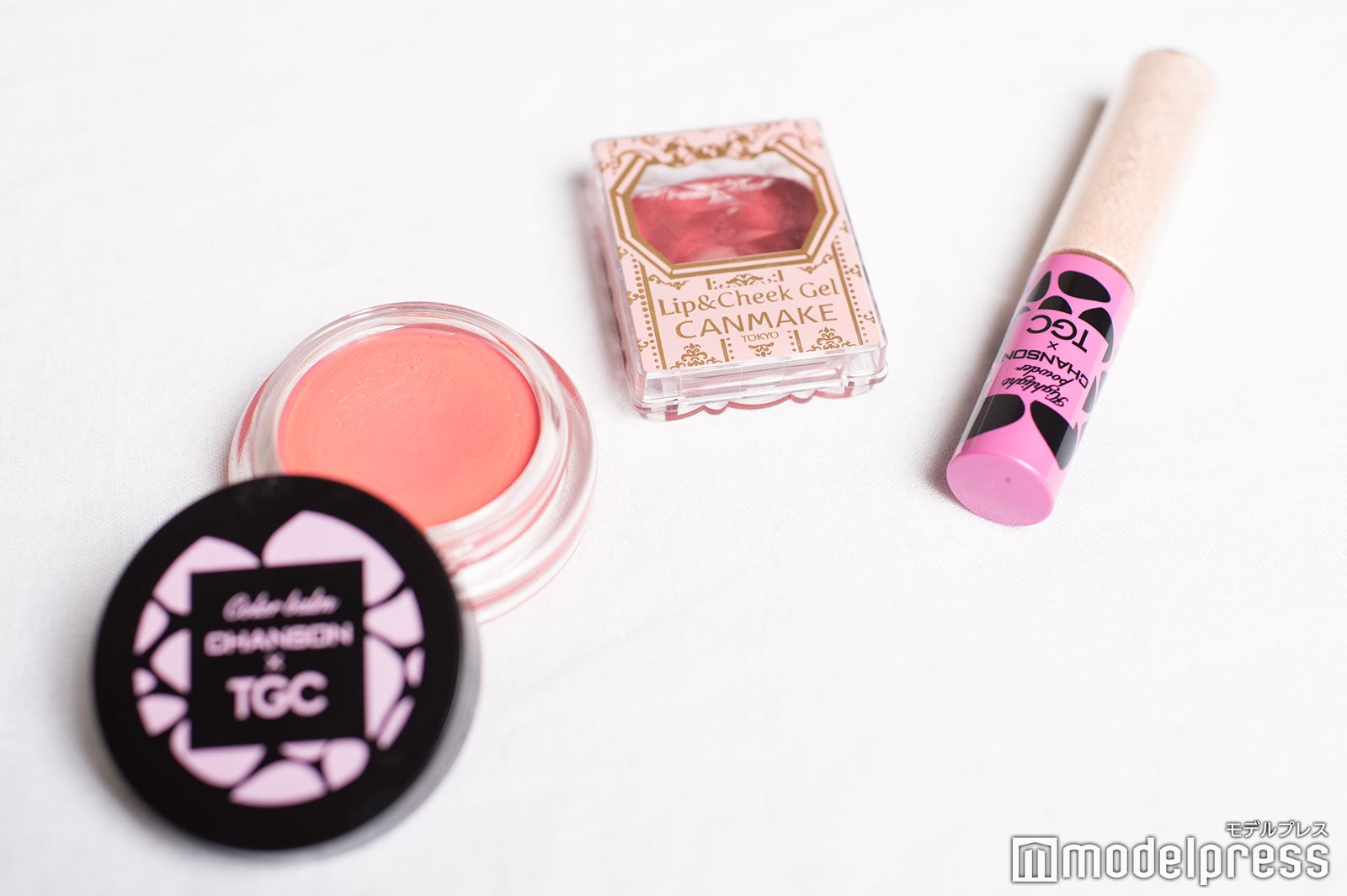 黒木ひかりのメイクポーチ：ハイライト・チーク （C）モデルプレス