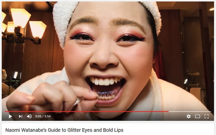 爆笑しながらつけまつ毛のノリを乾かす渡辺直美/米「Vogue」公式YouTubeアカウントより