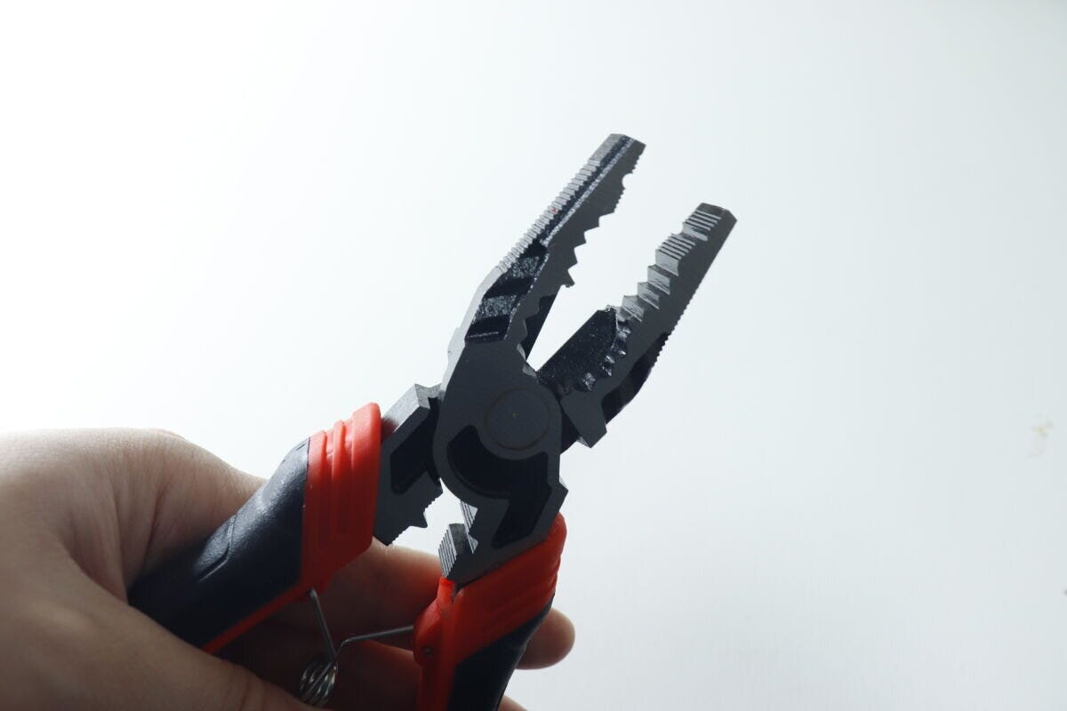 ダイソー 多機能ペンチ ダイソーの多機能ペンチは1つ7役で使える