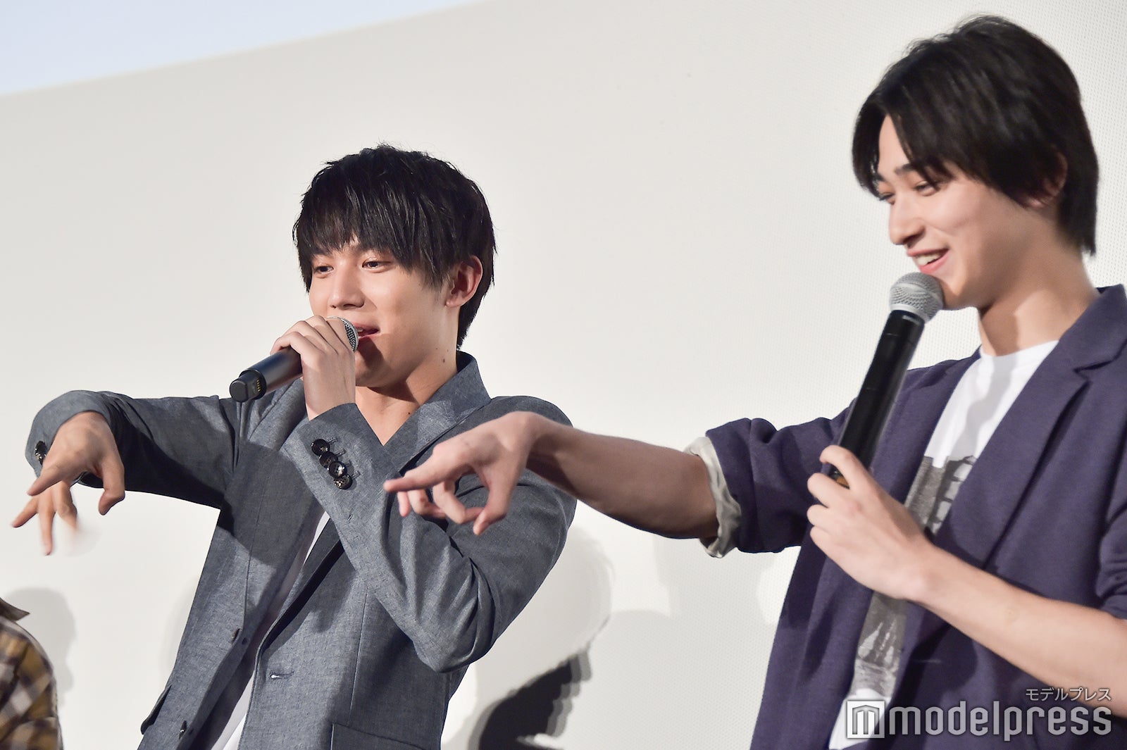 横浜流星のカップ焼きそばの蓋のかやくを落とすシーンがツボに入ったと再現する中川大志（左）、横浜 （C）モデルプレス