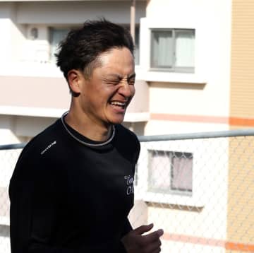 阪神 大竹が自主トレ公開「9年間で一番、体力的にはいいのかなと。肩肘もすごく健康ですし状態はいい」昼食は長崎ちゃんぽんと佐世保バーガーを報道陣にも差し入れ