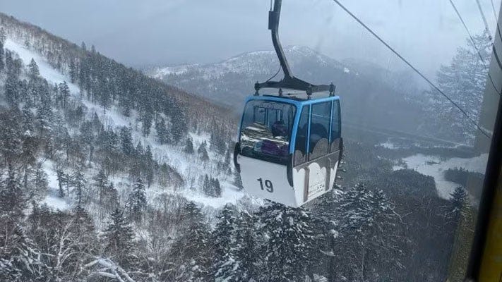 スキーヤー以外もゴンドラに乗車して山頂付近へGO！