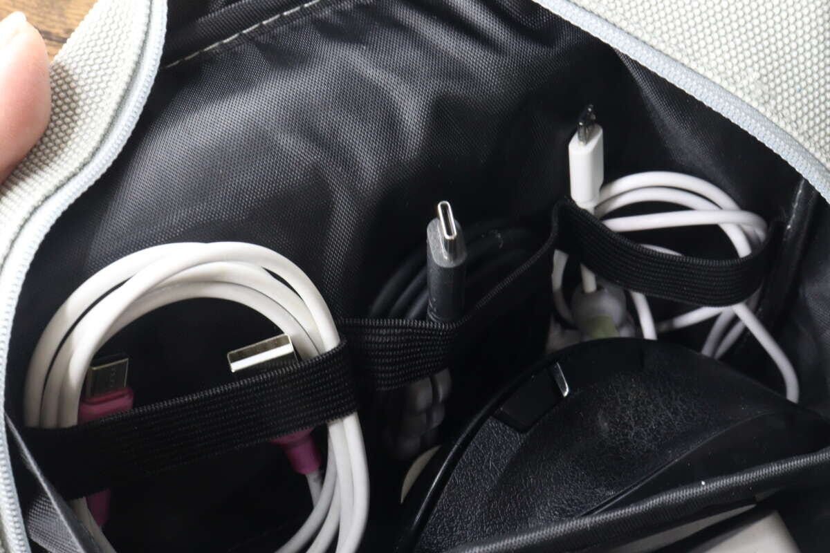 ガジェットポーチ内部のゴムバンドに充電ケーブルが3本固定されている ガジェットポーチ内部のゴムバンドに充電ケーブルが3本固定されている
