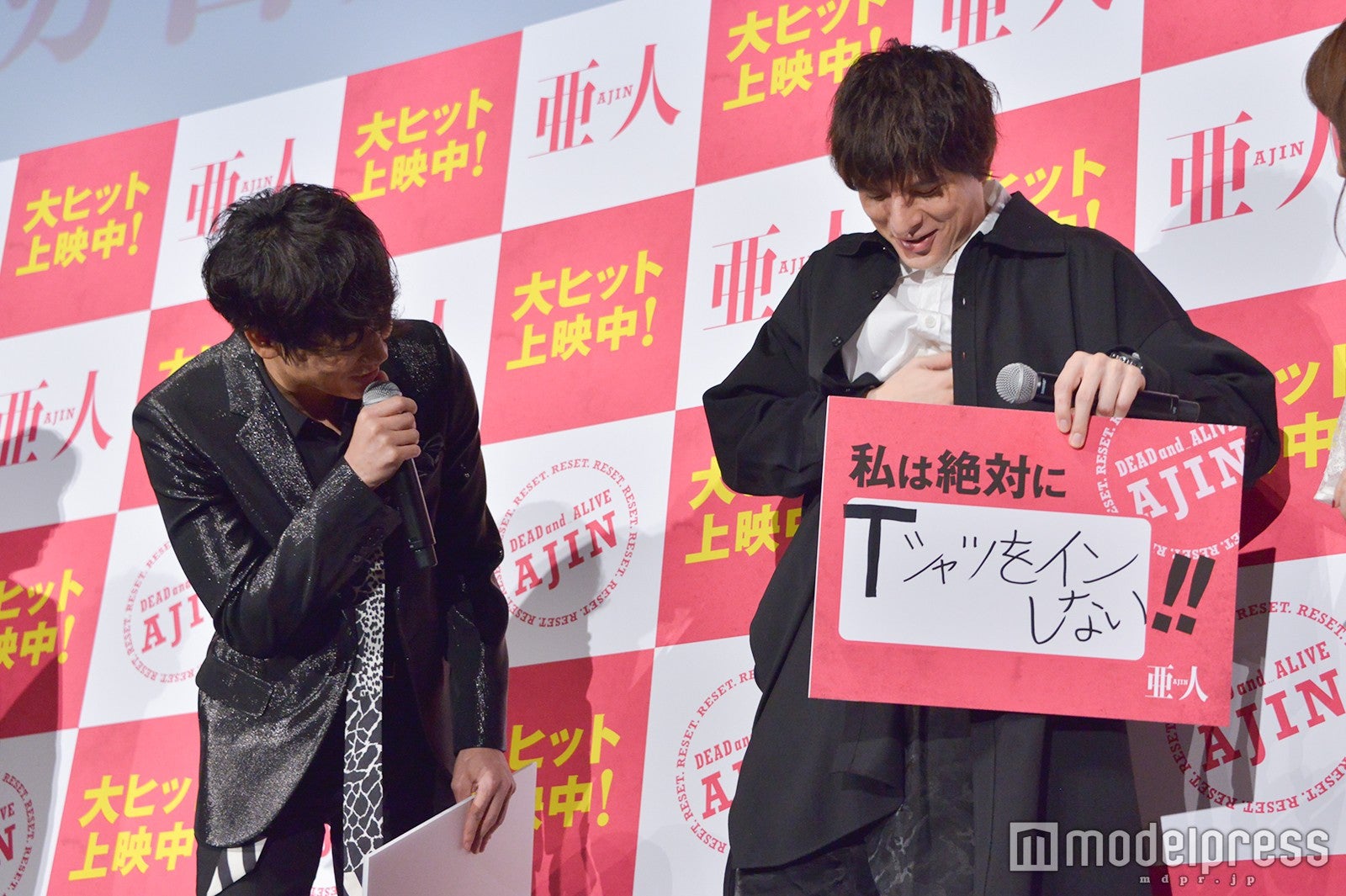 綾野剛、抜き打ちチェック（C）モデルプレス