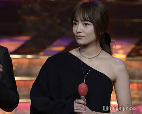川口春奈、大胆肩出しドレスで登場「レコ大」初司会務める<第65回輝く!日本レコード大賞>