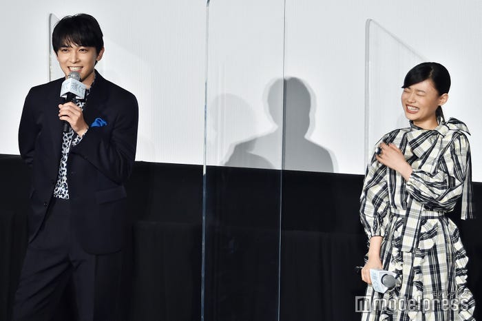 吉沢亮の話に「キャハハ!」と笑う杉咲花(C)モデルプレス