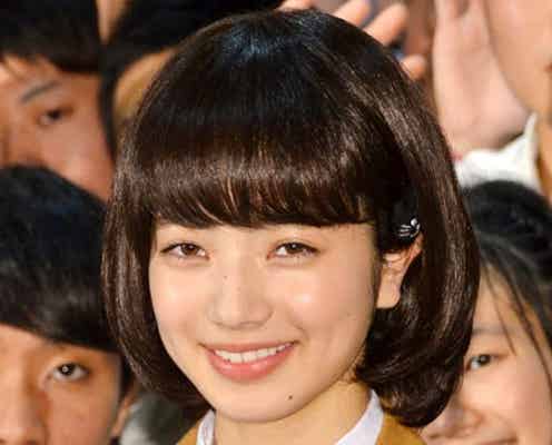 山下智久&小松菜奈、学園祭にサプライズ登場 生徒と熱いハグ交わす