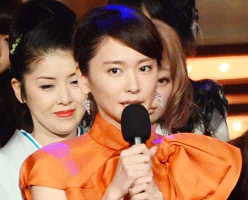 <レコ大>新垣結衣、美脚をのぞかせたドレスに衣装チェンジ