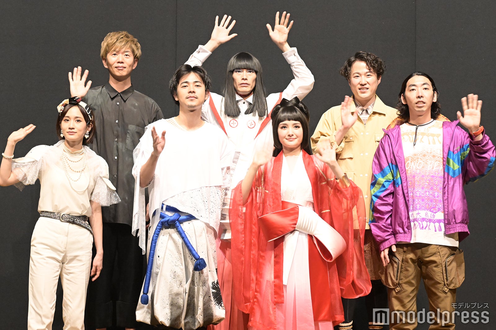 (後列左から)杉原邦生氏、玉置玲央、大鶴佐助／（前列左から）前田敦子、成田凌、葵わかな、柄本時生（C）モデルプレス