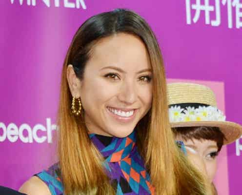 道端アンジェリカ、レトロCA姿でスラっと美脚披露