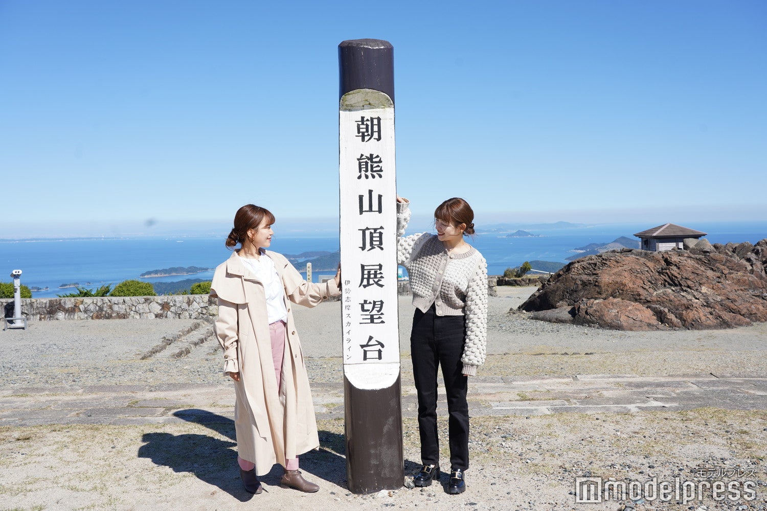 朝熊山展望台で記念撮影（C）モデルプレス