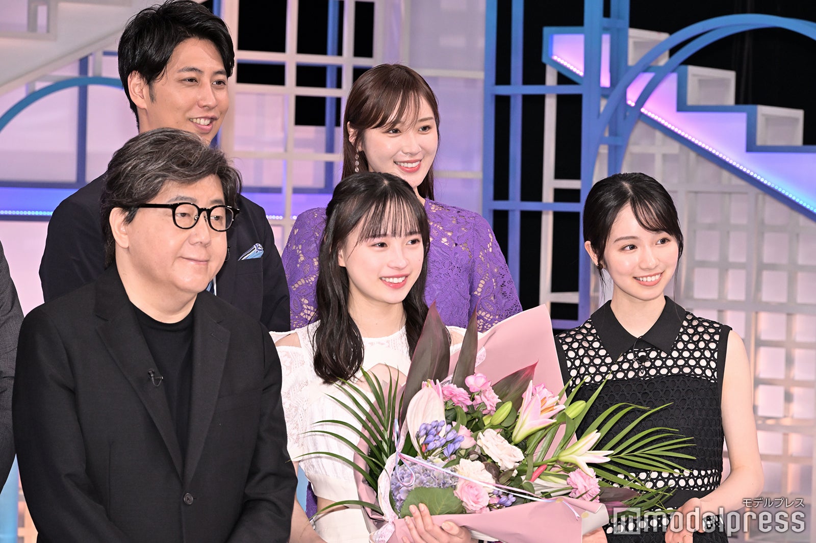 （上段左から）屋敷裕政、高山一実（下段左から）飯沼愛、秋元康氏、大和奈央（C）モデルプレス