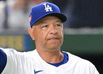 シーハンKOと同時に新加入のスクバルがベンチへ到着 マウンドから戻ったロバーツ監督とハグ＆談笑 タイガースから1対3トレードで移籍の2年連続CY賞左腕