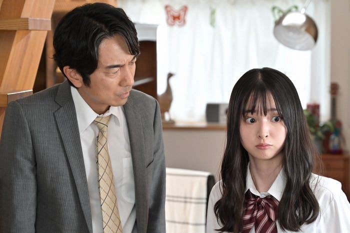 眞島秀和、飯沼愛/「パパとムスメの7日間」第3話より (C)「パパとムスメの7日間」製作委員会