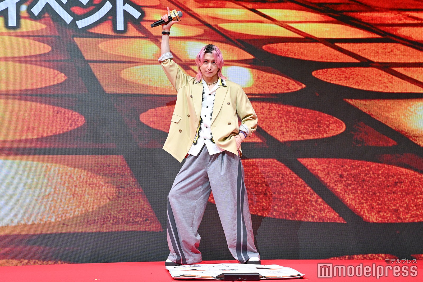 ダンスバトルをする佐久間大介（C）モデルプレス