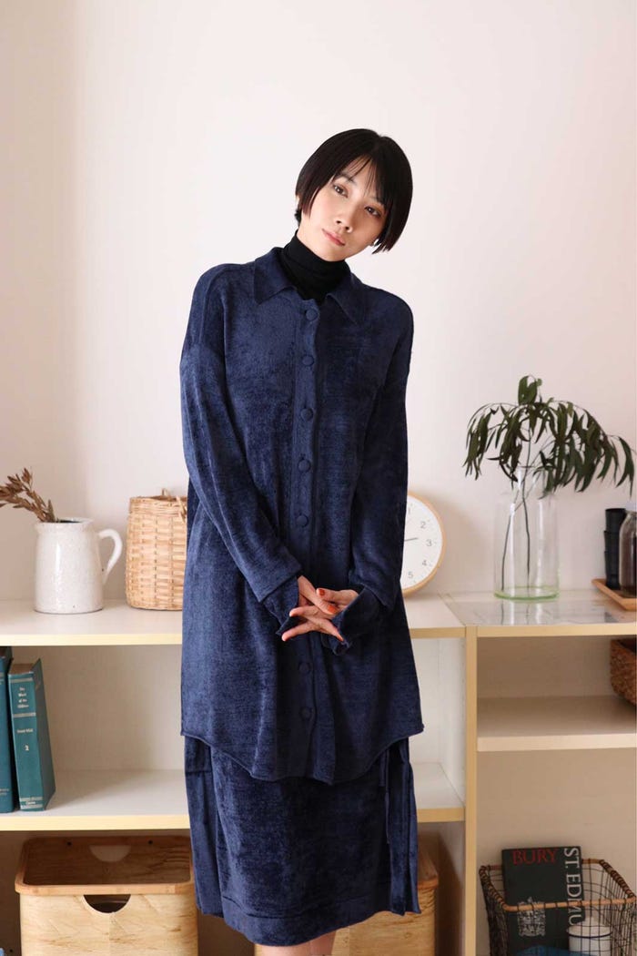 松本穂香(提供写真)HM:尾曲いずみ、ST:李靖華/シャツ¥57,200、スカート¥57,200、ともにTAN、その他スタイリスト私物※全て税込