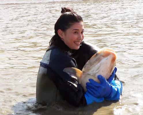 橋本マナミ、巨大魚捕獲に成功「池の水ぜんぶ抜く」史上最大プロジェクト参戦