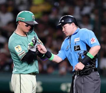 途中交代の阪神・森下翔太「明日になってみてからですね」五回に右手首に死球→試合後はアイシング リーグトップ6個目デッドボール