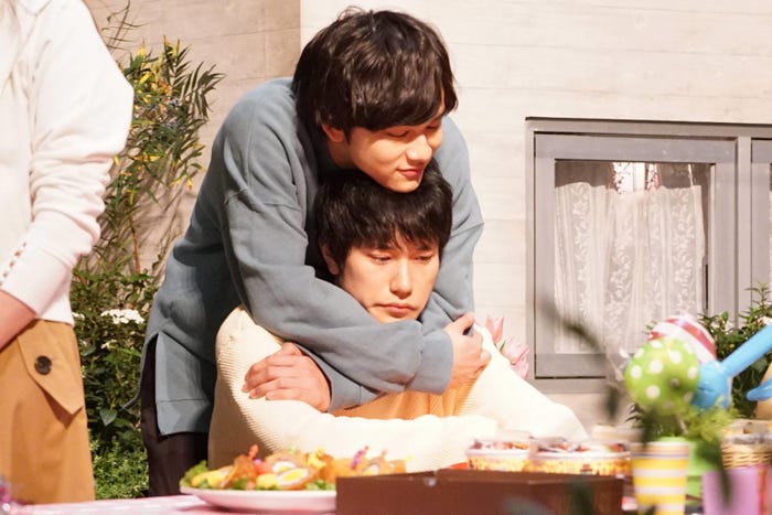 北村匠海、松山ケンイチ/「隣の家族は青く見える」第4話より(C)フジテレビ