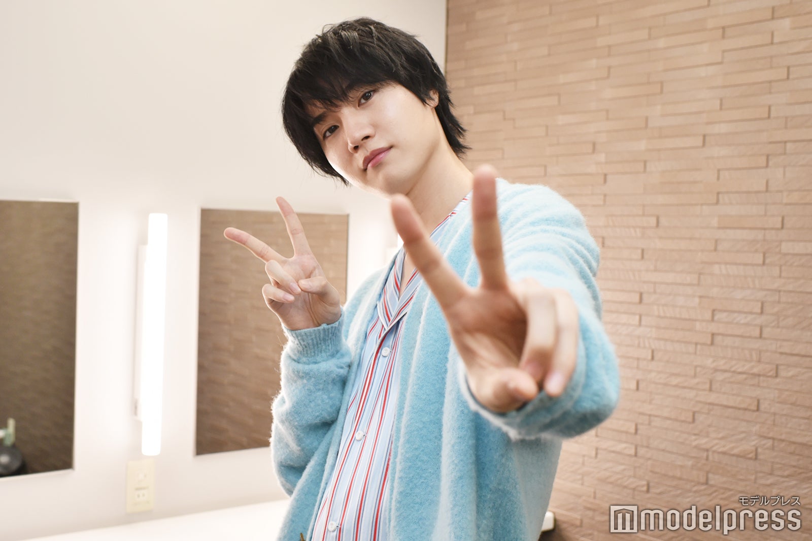 「可愛いポーズを！」とリクエストするとWピースをしてくれた桜田通（C）モデルプレス