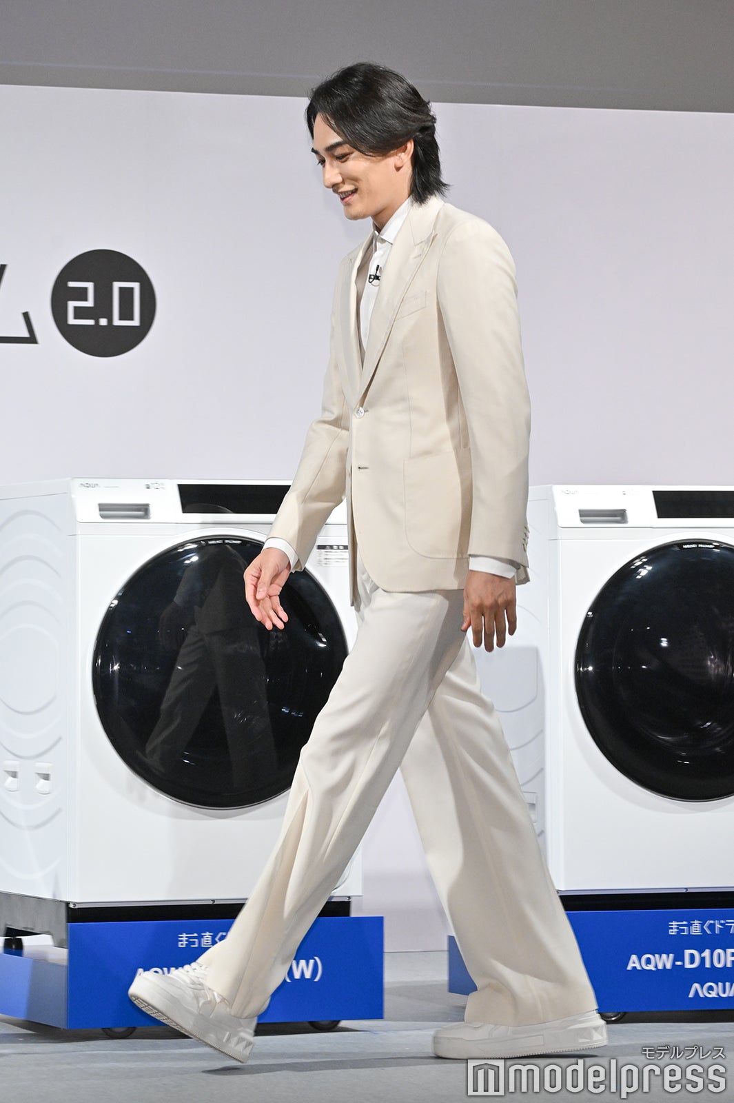 ホワイトスーツを見事に着こなす町田啓太（C）モデルプレス