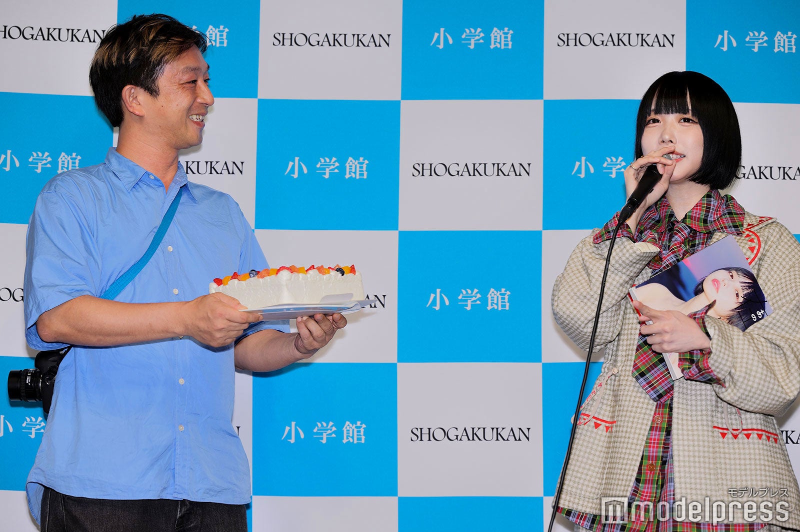 サプライズケーキで祝福されたあの（C）モデルプレス