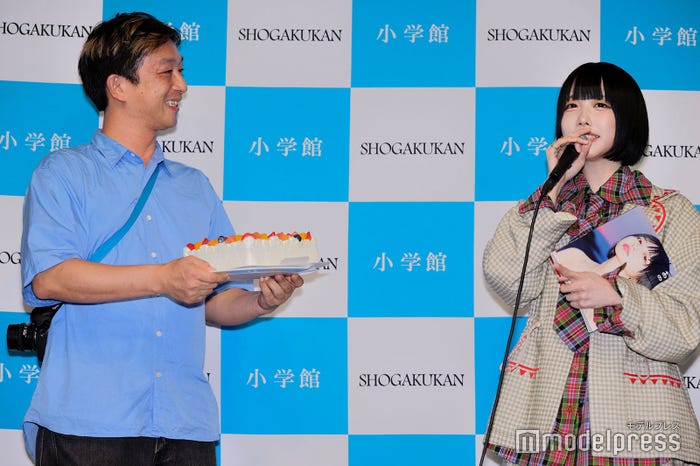 サプライズケーキで祝福されたあの(C)モデルプレス