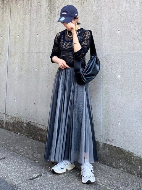 黒トップス　コーデ