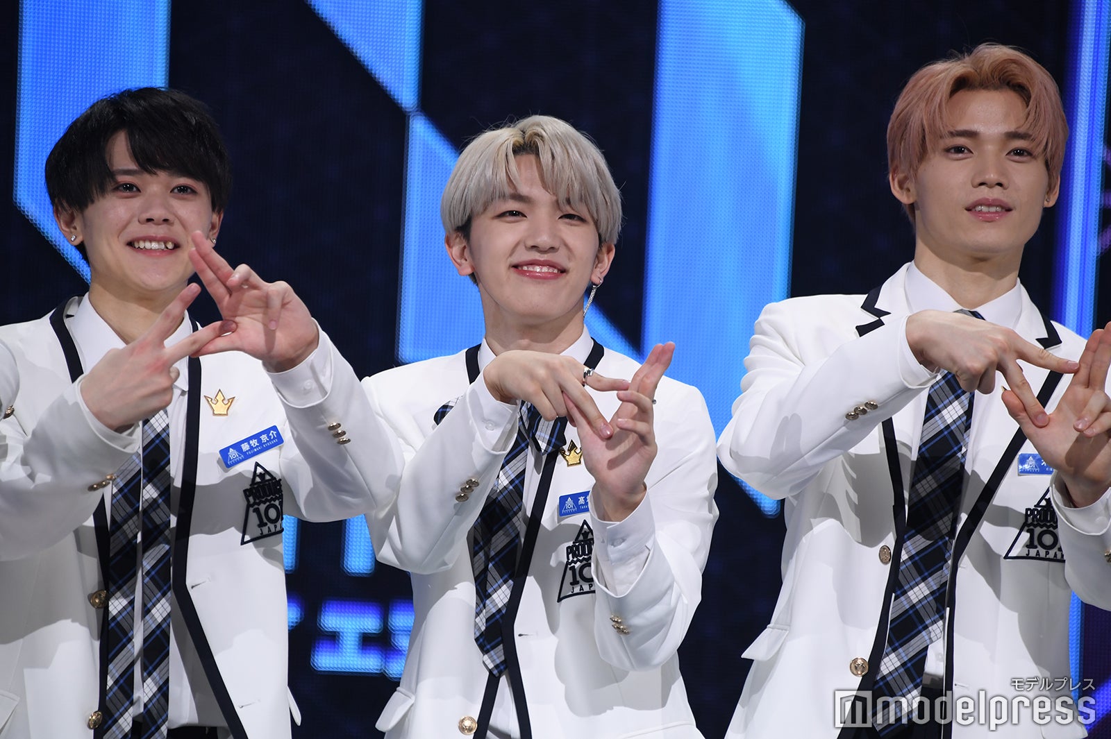 ムービー撮影で動きをつける藤牧京介、高塚大夢、木村柾哉（C）モデルプレス