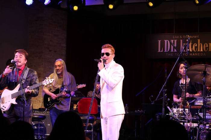 Exile Atsushi 羽田空港でライブ サプライズ参加で未発表のクリスマスソングも初披露 モデルプレス Exile Atsushi 羽田空港でライブ サプライズ参加で未発表のクリスマスソングも初披露 モデルプレス