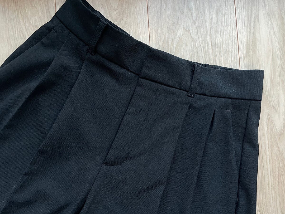 2本入ったタックがポイント。ゆとりがありはきやすさも抜群です。