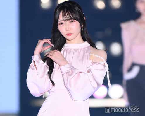 ≠ME谷崎早耶、肩出し衣装に視線集中 大人ガーリーコーデ披露【関コレ2025A/W】